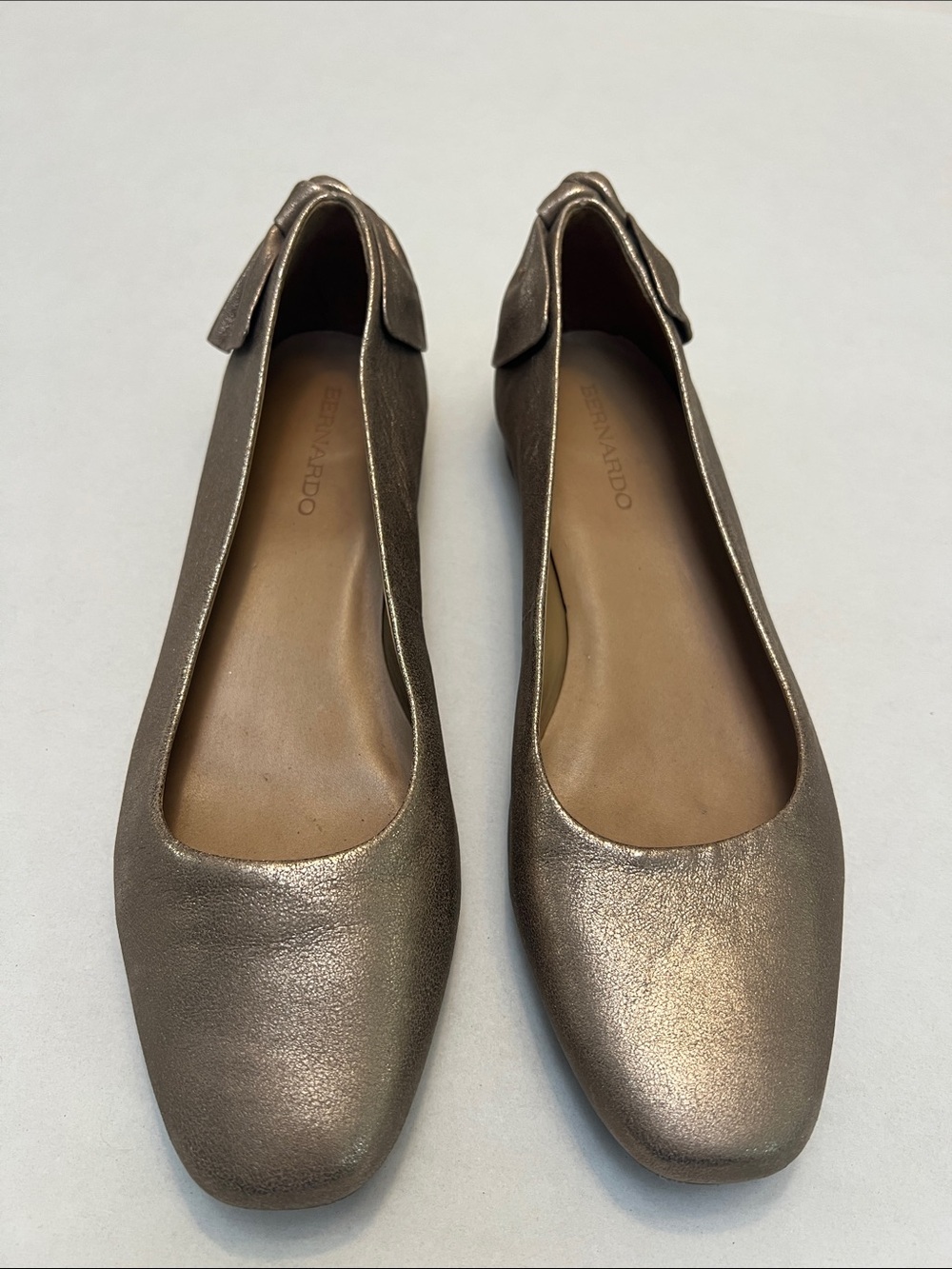 Bernando Womens Leather‎ Ballet Flats US 8.5 Platinum Bow Tie back Eloise